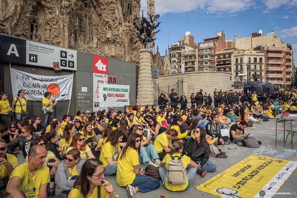 Fotomovimiento's tweet photo. 18 de maig de 2026 

Segona jornada de la #VagaEducativa a #Barcelona. 

Uns 450 docents de l'Eixample han muntat una aula amb taules i cadires davant la Sagrada Família per bloquejar l’accés enmig d'un ampli desplegament policial.

📸 Reportatge sencer a https://t.co/JEUACEJIGb https://t.co/EwqLk410nw