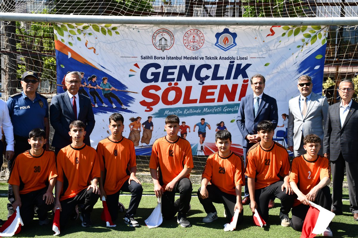 MeslekiEgitim45's tweet photo. İl Milli Eğitim Müdür Yard. Mustafa KILIÇ,öğretmen ve öğrencilerimizin katılımıyla “Maarifin Kalbinde Marifetli Gençlik”temasıyla,19 Mayıs Atatürk'ü Anma Gençlik ve Spor Bayramı kapsamında,Salihli Borsa İstanbul MTAL Spor Sahasında düzenlenen Gençlik Haftası Programına katıldı. https://t.co/vnK39FVvcb