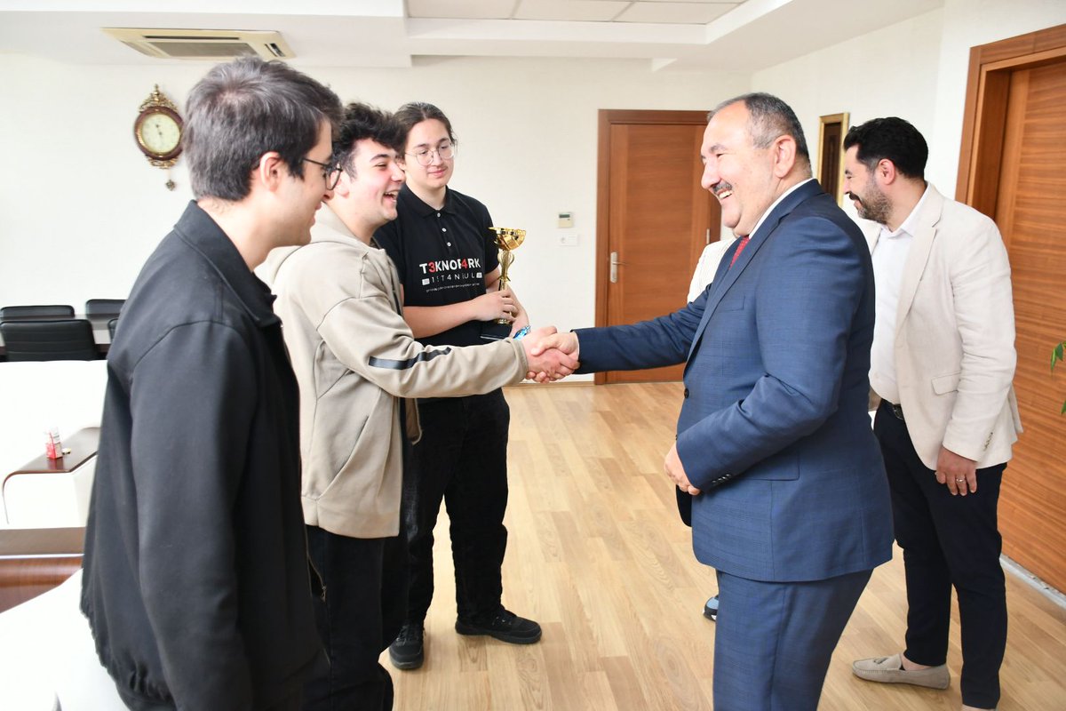 tekno_ist_mtal's tweet photo. 18. Uluslararası #MEBRobot Yarışması kapsamında düzenlenen Siber Güvenlik kategorisinde Türkiye Şampiyonu olan öğrencilerimiz Pendik ilçemize büyük bir gurur yaşattı. https://t.co/dqyqbIsidR