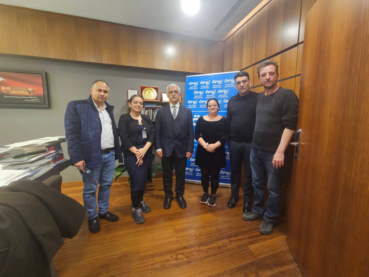 EhatDer's tweet photo. Engelli Hakları ve Adalet Topluluğu Derneği Gazi Meclisimizde!!!

Sevgili Ehatder üyelerimiz, 2008 öncesi Engelli Emekliliği mağduriyetimizi bir defa daha dile getirmek amacıyla Gazi Meclis'imizde Sayın Milletvekillerimiz ile biraraya geldik. 

15 Ocak tarihinde çıkan 7538 Sayılı Kanun ile Engelli Emekliliğinde yaşanan mağduriyetleri görüştük, üyelerimizin dile getirdiği tüm mağduriyetleri Sayın Vekillerimize aktardık. 

2025 Mart ayında 7538 Sayılı Kanun iptali adına  başvurulan AYM'nin uzayan sürecinin her geçen gün daha fazla engelli bireyi mağduriyete sürüklediğini dile getirdik. 

Bizleri ağırlayan Sayın Vekillerimiz; AYM sürecinin yakın bir zamanda sonuca ulaşacağını ve sürecin engelli bireyler adına pozitif sonuçlanacağını beklediklerini dile getirdiler. 

Vekillerimize Engelli bireyler adına hiç durmadan çalıştıkları ve engelli bireylerin hak savunuculuğunda yaptıkları çalışmalar adına  minnettarız.

#VekilEngelliElEle
#BirlikteGüçlüyüz
#EhatDer 

@aylinyaman_ 
@latifselvi42 
@gergerliogluof 
@avfatmaoncu