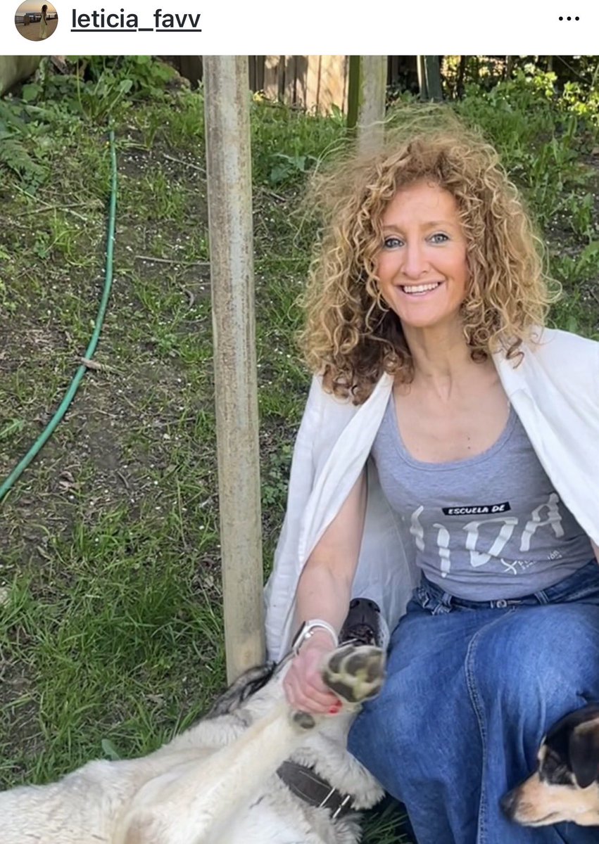 KissFlySolidary's tweet photo. Nos encanta el look de @leticia_favv  con la camiseta gris de tirantes de la Escuela de Vida.
Queda genial con la blazer blanca 🤍
#camisetaescueladevida
#universosolidario
#tiendaonline
#modasolidaria
#modaconproposito 

https://t.co/H5NaJYqdgG https://t.co/70BsVkq1P1