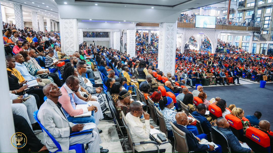 lmutkal's tweet photo. QUELLE GRÂCE DE VIVRE LA MANIFESTATION DU DOIGT DE DIEU DANS LA VIE DE SON PEUPLE !

CE DIMANCHE 17 MAI 2026, AU GRAND TEMPLE DU MINISTÈRE AMEN, LE PEUPLE DE DIEU VENU DES COINS ET RECOINS DE LA VILLE DE KINSHASA, CHACUN SELON SON CAS A VÉCU LE TÉMOIGNAGE DE L'AMOUR DU PÈRE, ELOHIM : DES VIES ONT ÉTÉ TOUCHÉES, DES CŒURS RESTAURÉS, DES BLESSURES INTÉRIEURES GUÉRIES.
 
NOUS RENDONS TOUTE LA GLOIRE À DIEU POUR CETTE CLÔTURE DU SÉMINAIRE DOIGT DE DIEU, AVEC L'APÔTRE LÉOPOLD MUTOMBO K. !!!