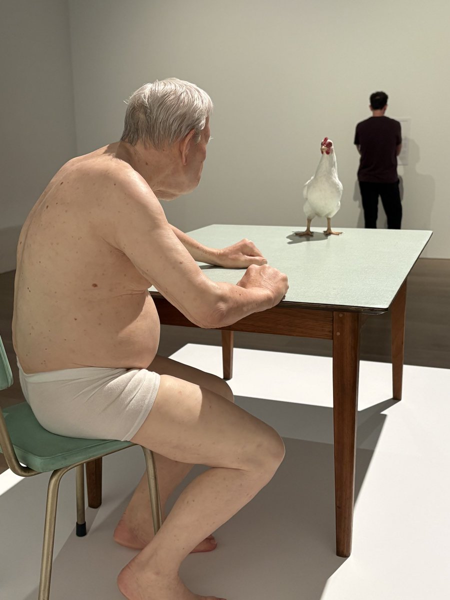 gomawith's tweet photo. 🐔旦那、お話があります。
👴わかった。話を聞こう。
#ロンミュエク展 
#森美術館 https://t.co/qK9Q4vmY7o