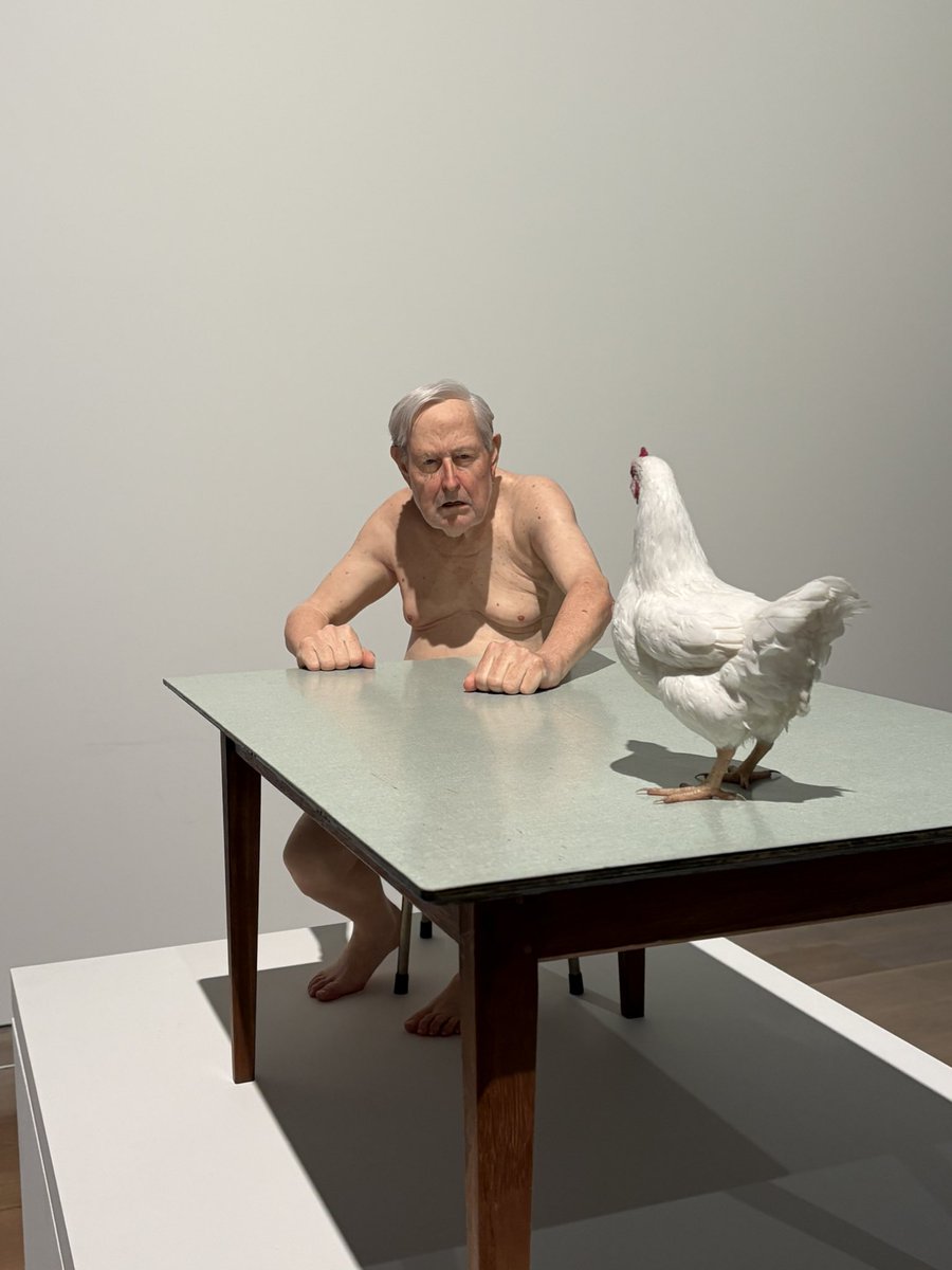 gomawith's tweet photo. 🐔旦那、お話があります。
👴わかった。話を聞こう。
#ロンミュエク展 
#森美術館 https://t.co/qK9Q4vmY7o