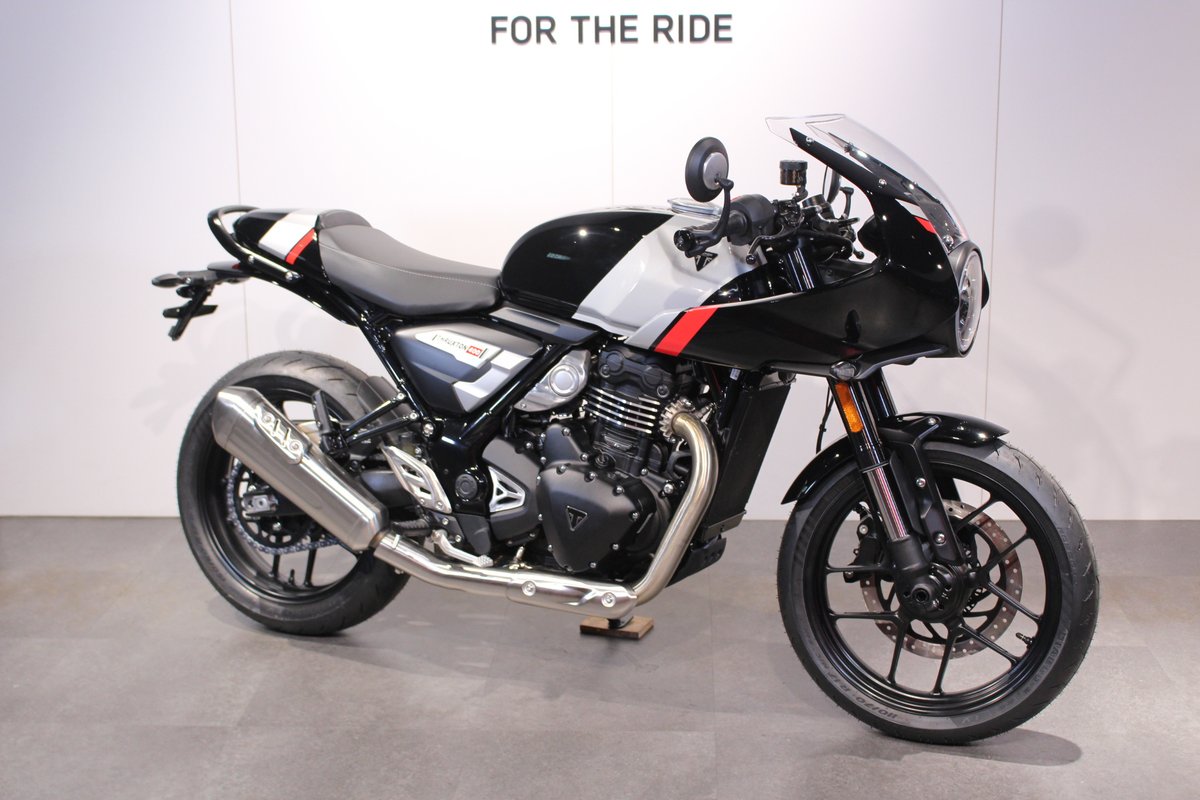 連投！ 新型【Thruxton400】ファントムブラック/アルミニウムシルバー