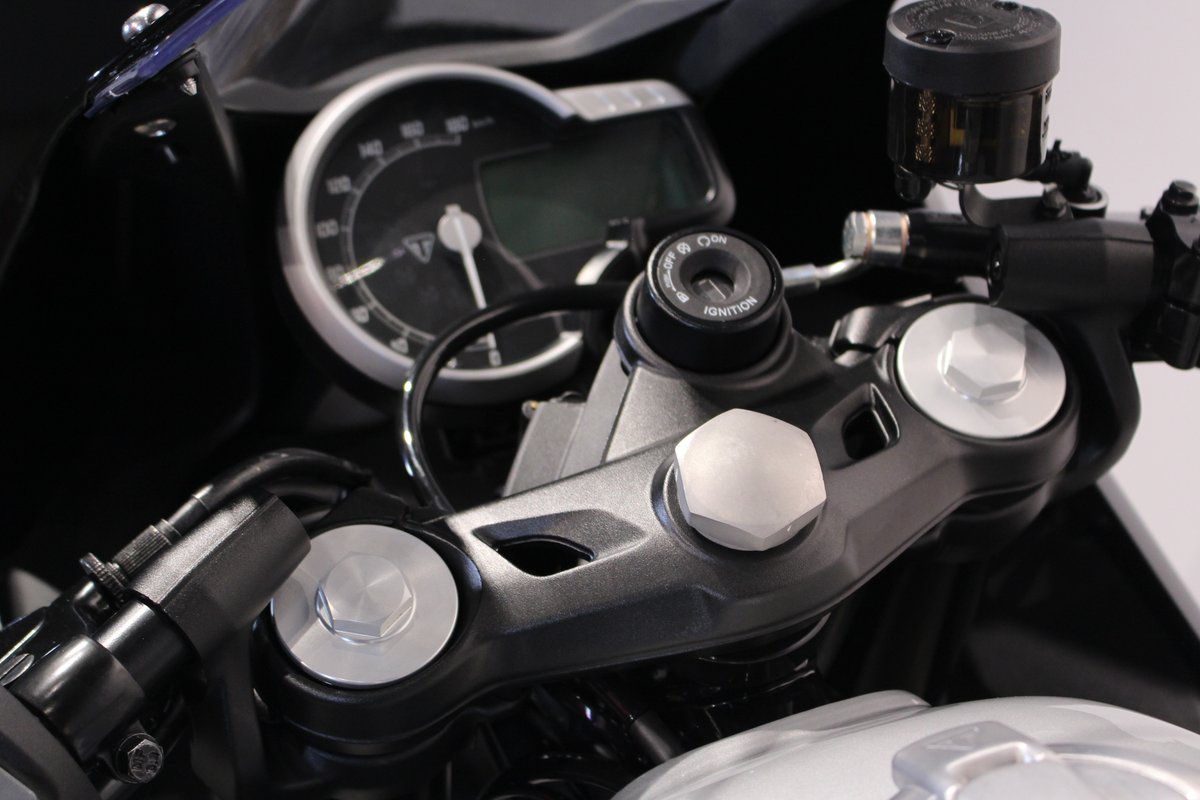 連投！ 新型【Thruxton400】ファントムブラック/アルミニウムシルバー