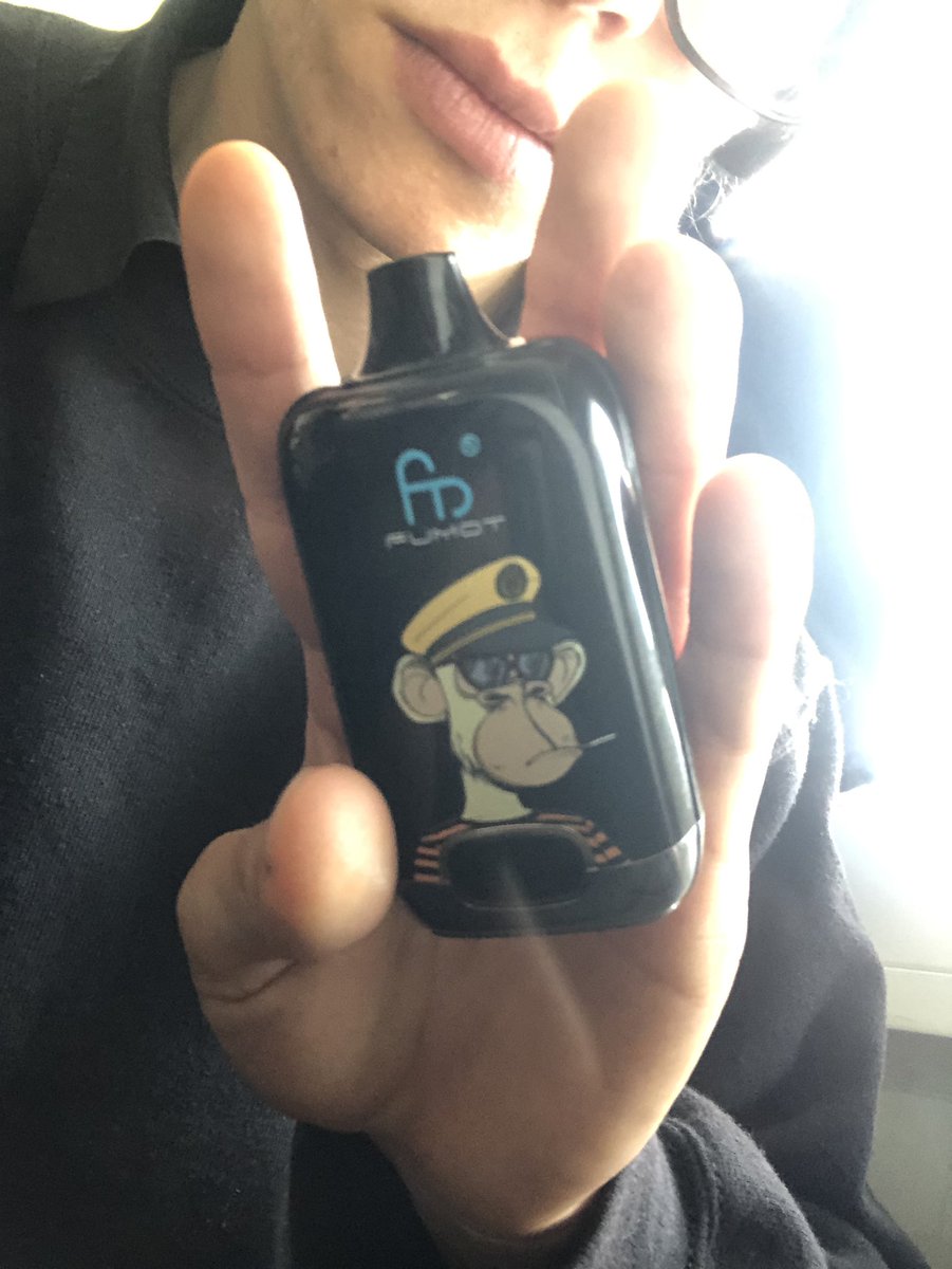 ant1tw1nk's tweet photo. warum sieht #affe auf #vape so aus als würde er #jeanpaulgaultier tragen https://t.co/SszBRkwrbL