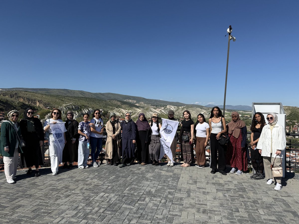 ankaraydv's tweet photo. Beypazarı ve Nallıhan gezimizi YDV yurtlarında ikamet eden kız öğrencilerimizle keyifli bir şekilde gerçekleştirdik.

Ankara’nın doğal harikalarından biri olan Nallıhan Gökkuşağı Tepeleri-Kuş Cenneti’ni ve Beypazarı’nın tarihi dokusunu öğrencilerimiz yakından görme fırsatı buldu. https://t.co/nuMywVgsfg