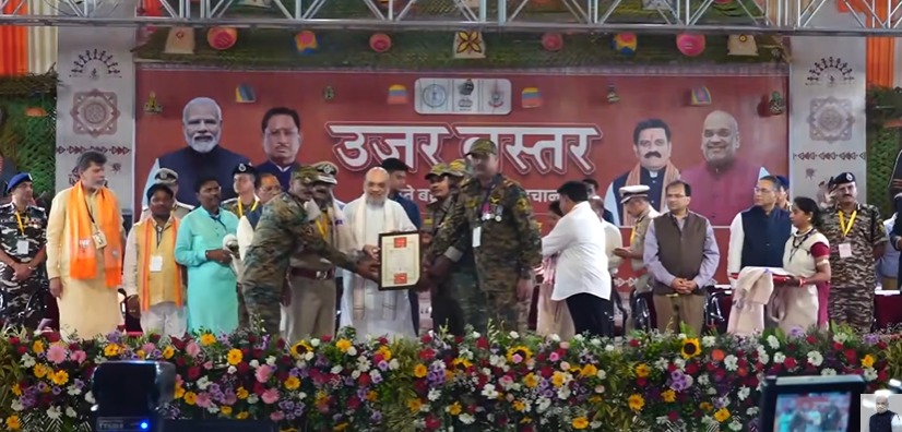 mohdept's tweet photo. इस अवसर पर मध्यप्रदेश पुलिस के अधिकारियों एवं कर्मचारियों को भी मंच पर सम्मानित किया गया।    

@AmitShah @DrMohanYadav51 @MPPoliceDeptt @bishanu @ChhattisgarhCMO  #BastarWelcomesAmitShah https://t.co/r12FpGSTwd