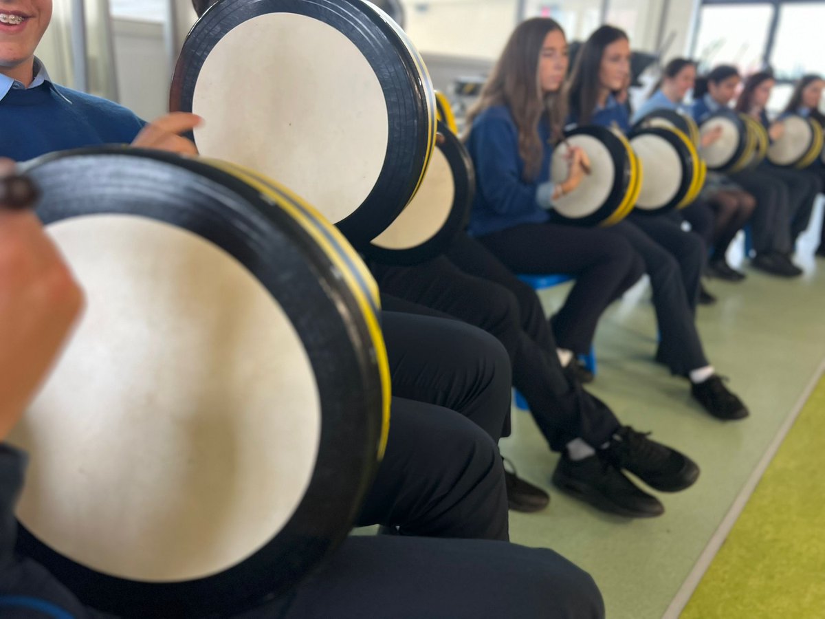 TheBodhranBuzz's tweet photo. LAST CHANCE to book a school workshop before the summer break!🥁

Children will learn the history of the Bodhrán, try hands-on rhythms, play interactive games &amp; more! Guaranteed fun, happiness and achievement!

📩 Limited dates remaining - give us a buzz!
https://t.co/Lv41WrEppQ https://t.co/M7ePRYcWl4