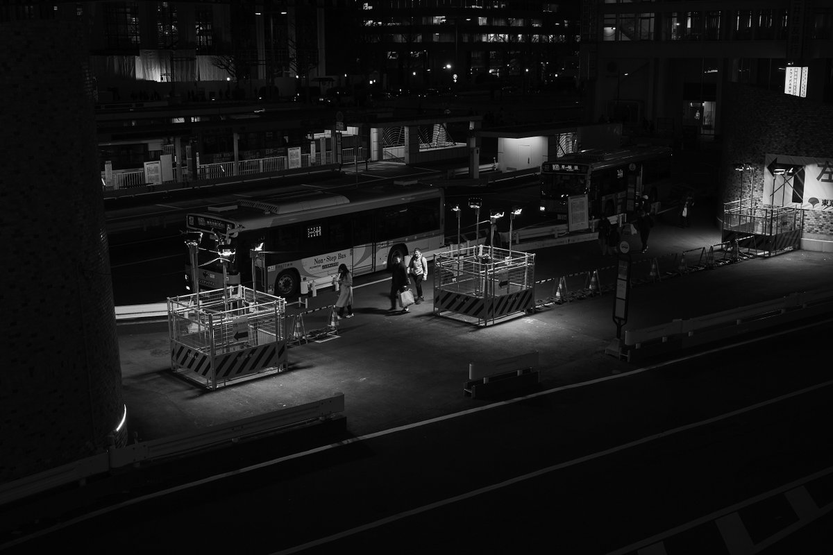 zauber2011's tweet photo. The city does not gather people.
It places them.

#StreetPhotography
#UrbanGeometry
#MonochromePhotography
#TokyoStreet
#VisualStructure https://t.co/S7gkqv12yU