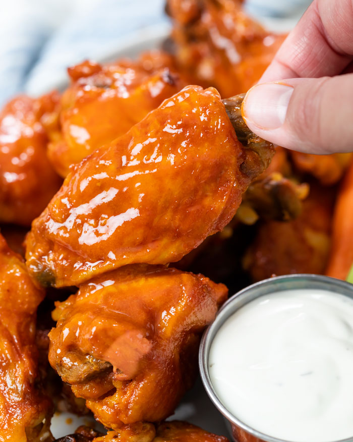 TheCozyCook's tweet photo. These Crispy Chicken Wings are easy to make in the Crock Pot and make a perfect party snack and appetizer! They're so tender and juicy on the inside that they slide right off the bone. 
▶️ https://t.co/k99Al7bHFk https://t.co/rkfzx3UTkQ