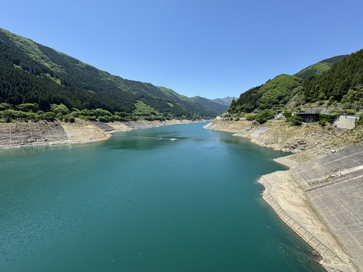 KEN0901_MH's tweet photo. まだ5月なのに30度越えの埼玉、今年の夏は何度まで上がってしまうのか🫠

昨日はあまりに天気良かったので秩父奥多摩をバイクで走りましたの写真をupします。

水位が大分低い気がするが大丈夫かしら... https://t.co/NKWLhGGAAz