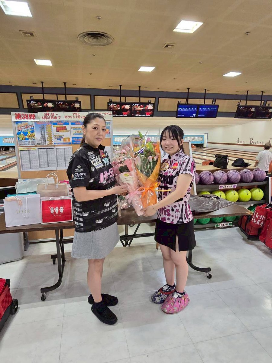Manami37550889's tweet photo. 昨日は勤務先のアサヒボウリングセンターでプロテスト結果報告チャレンジでした。
約50名様のご参加ありがとうございました!!
沢山のプレゼントとお花もいただけて嬉しいです。
来月は合格記念チャレンジがありますのでそちらもよろしくお願いいたします。 https://t.co/e4wF85ctv7