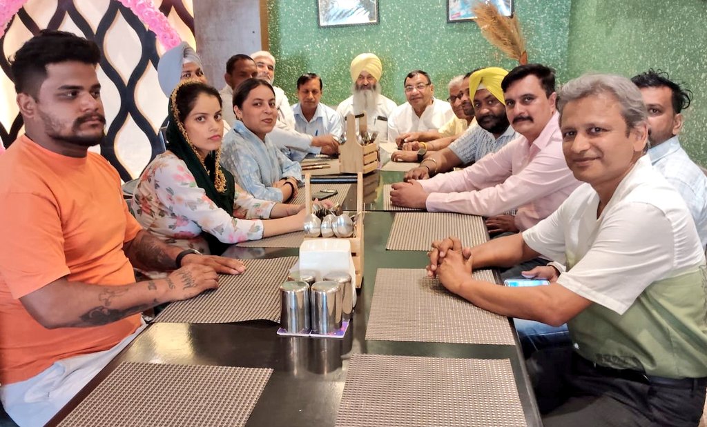 DrSushilKrGupta's tweet photo. अम्बाला नगर निगम चुनाव परिणाम हमारे पक्ष में नहीं रहे, पर हमारा हौसला अडिग है!
​आज अंबाला के @AAPHaryana के कर्मठ उम्मीदवारों और संघर्षशील साथियों के साथ समीक्षा मीटिंग कर चुनावी अनुभवों पर मंथन किया। हम अपनी कमियों को दूर कर संगठन को मजबूत करेंगे और अंबाला की जनता के हर सुख-दुख की आवाज़ बनकर खड़े रहेंगे। 🤝🎯
​#Ambala #AAP #Haryana
