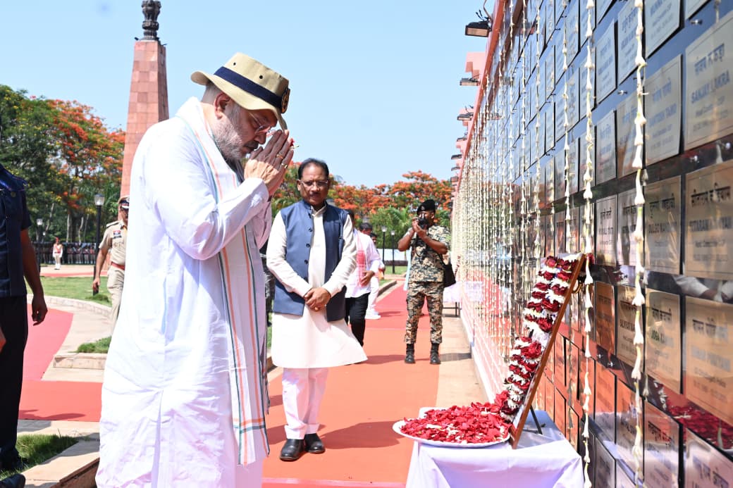 KedarKashyapBJP's tweet photo. माननीय केंद्रीय गृह एवं सहकारिता मंत्री श्री अमित शाह जी ने जगदलपुर स्थित अमर वाटिका पहुंचकर मातृभूमि की रक्षा में अपना सर्वोच्च बलिदान देने वाले वीर शहीद जवानों को श्रद्धांजलि अर्पित की।

#BastarWelcomesAmitShah

@AmitShah  @vishnudsai  @vijaysharmacg @BJP4CGState https://t.co/1OTV1iZ5K0