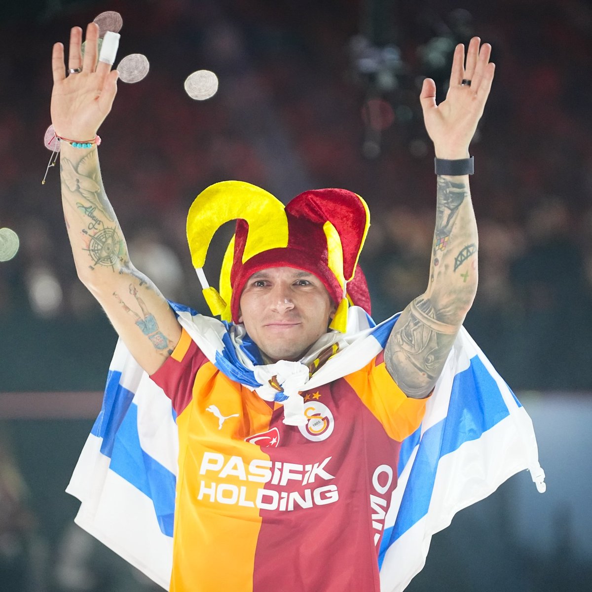 lemarcaspors_'s tweet photo. Lucas Torreira, şampiyonluk kutlamasının ertesi günü İstanbul'dan ayrıldı. Normalde röportaj verecekti ama yaşadığı olay nedeniyle o kadar korkmuş ki ‘röportaja çıkmak istemiyorum, bu olayı konuşmak dahi istemiyorum, unutmak istiyorum’ deyip Türkiye'den ayrıldı. (Ali Naci Küçük) https://t.co/L48LdrjBrK