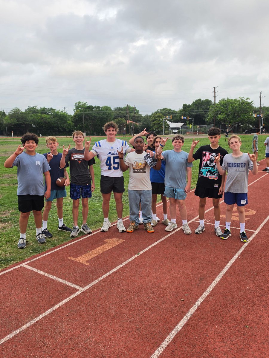 ahmulesfootball's tweet photo. Last but not least, we had a group of ELITE young men at THE Junior School this morning! We hope we made this Monday morning just a little bit brighter, and we are grateful for the opportunity to serve our fellow Mules!
🫏🆙 | #HTC | #HeightsWay https://t.co/PPLpIfvFif