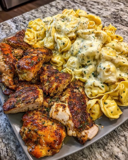 FoodPleaser's tweet photo. Lunch Feast 🍗 🧀 🍝 https://t.co/S19bUZfNHF