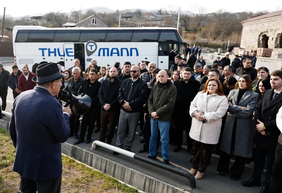 ArmeniensFR's tweet photo. « Je vais les briser, les mettre à genoux, les écraser ! » : #Pashinyan a menacé les anciens dirigeants de l'Artsakh et de l'Arménie. Au cours de la campagne électorale, dans une cour d'Erevan, une femme a accusé Pashinyan d'avoir « volé » et de continuer à lui voler sa patrie. https://t.co/XfWOmsXpue
