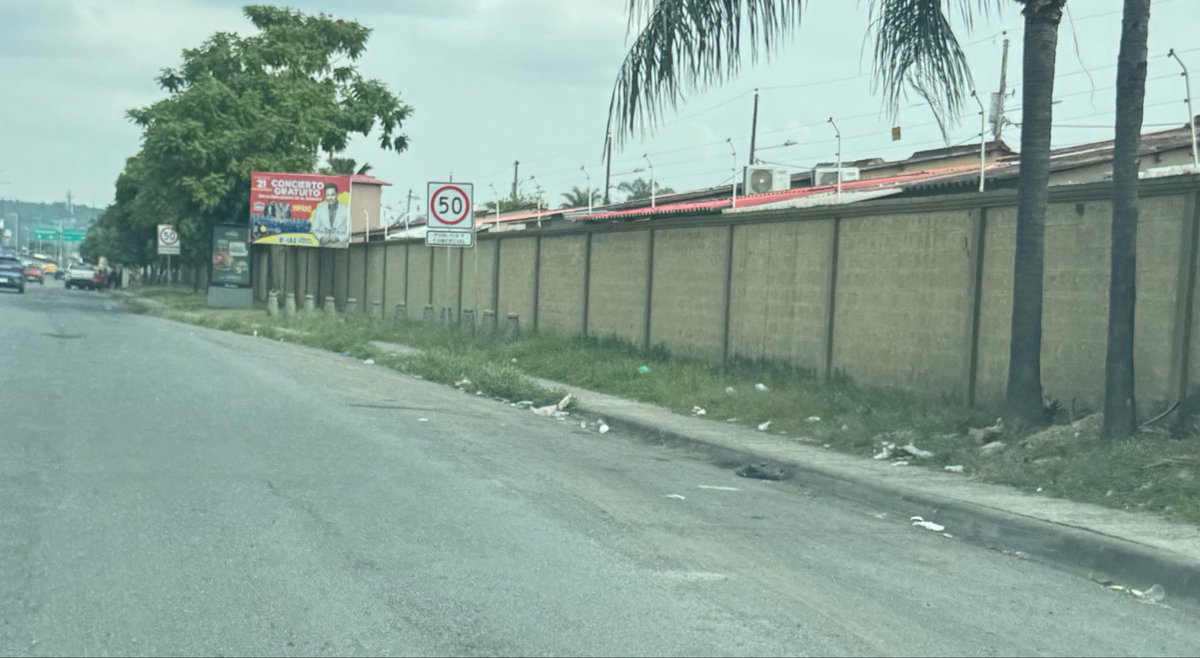 JohnE_PD's tweet photo. @ComunidLaAurora @AlcaldiadeDaule Ahora se entiende porque hay tanta basura en aceras y bordillos en la entrada a la joya, no hay control y aparte no limpian ni recogen la basura. Hasta cuando tenemos que pagar sin ver si ningún servicio bien hecho por parte de la @AlcaldiadeDaule y @WilsonCanizares https://t.co/xG2Lfedfs7