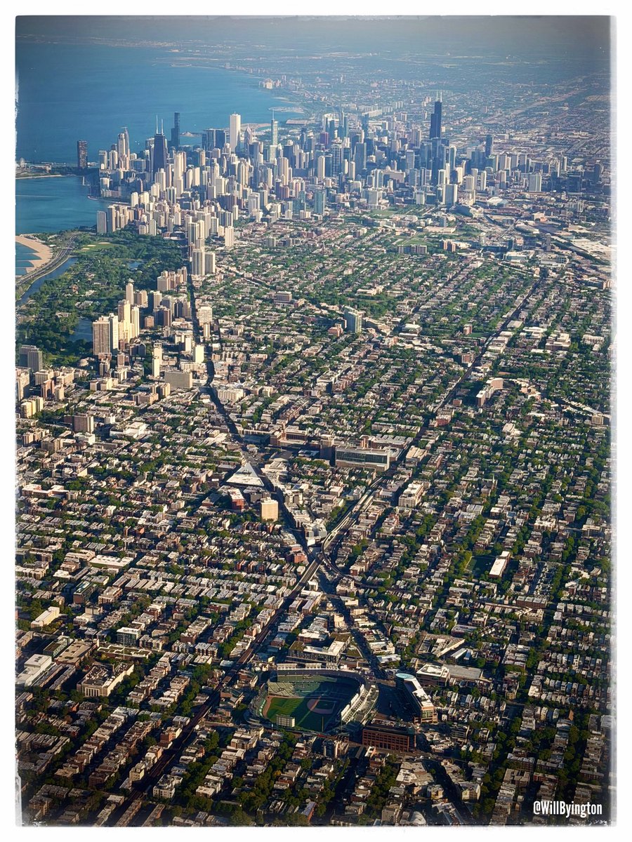 willbyington's tweet photo. Chicago. Wrigley Field. Beautiful weather. It doesn’t get much better! Switched up my seat on my @AmericanAir flight Friday night hoping for this view and it did not disappoint. #SweetHomeChicago https://t.co/lUkhyZPiyD