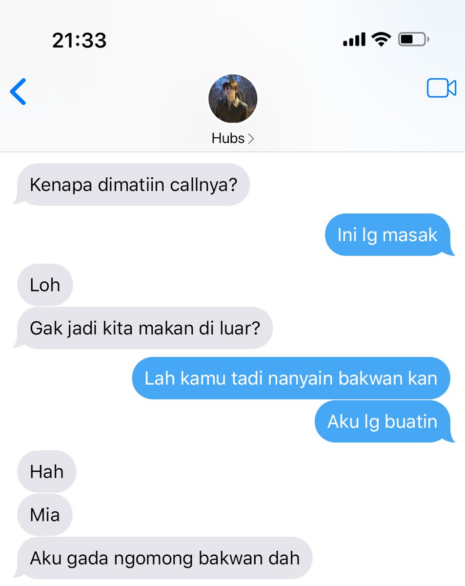 sepiatides's tweet photo. #jadi sok lg nemenin hubbynya ngegame tp sok ga tau harus ngapain selain liatin syong sohi sibuk main. Sesekali syong ajak ngobrol, "km nanti mau main ke sini gak?" Tp dijawab sm sok, "iya bakwan enak sih" alias sok udh capek telponan dia laper.. udh gak fokus.. #syongsok #laper https://t.co/AivTearv1P