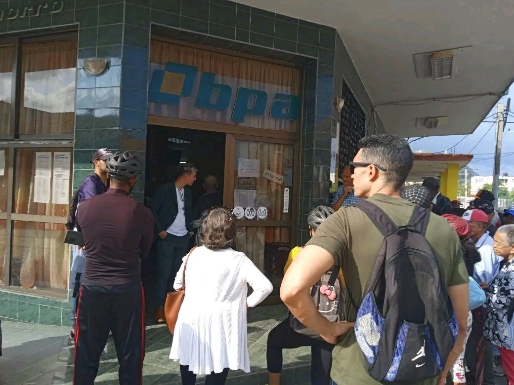 BancoCentralCub's tweet photo. 🎂 El @BancoCentralCub felicita con cariño al @CubaBPA en su 43 aniversario. Institución cercana, comprometida con las familias y pilar en nuestra economía.
#BancariosCubanos en toda #Cuba, firmes con el desarrollo y presentes en cada paso de la Revolución.
🎊 ¡Felicidades! https://t.co/RuzNEZtAZa