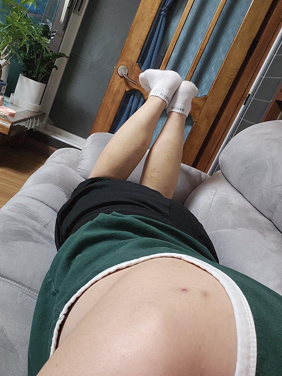 vobini's tweet photo. 샤워해야되는데 소파에 누워서 뒹굴뒹굴 하는중 https://t.co/KkmJNE7ZBF