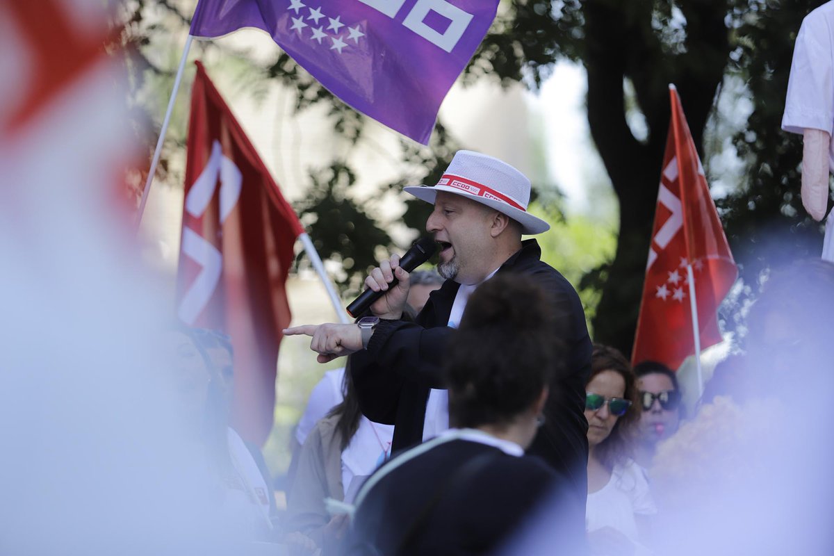 CCOOMadrid's tweet photo. 🔴 Los de Quirón hacen negocio con la sanidad pública mientras ignoran a quienes sostienen cada turno, cada planta y cada hospital: el personal sanitario

Ni reuniones. Ni negociación. Ni respeto 

Hoy nos hemos concentrado antes su sede en Madrid y advertimos, si persiste el bloqueo habrá nuevas jornadas de huelga en junio

🔗 https://t.co/Wr5XqbQzlG