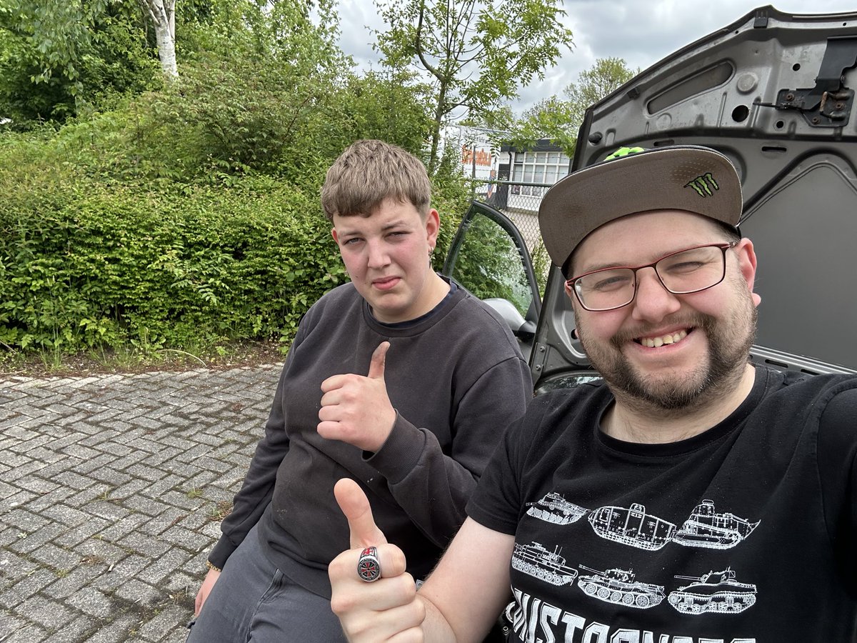 MDagbesteding's tweet photo. Twee beunhazen die aan een auto werken 😂 ( grapje ). Werk project auto demonteren. #Meediazorgenontwikkeling #dagbesteding #Oldambt #werkproject https://t.co/Gm1QrbOKZh