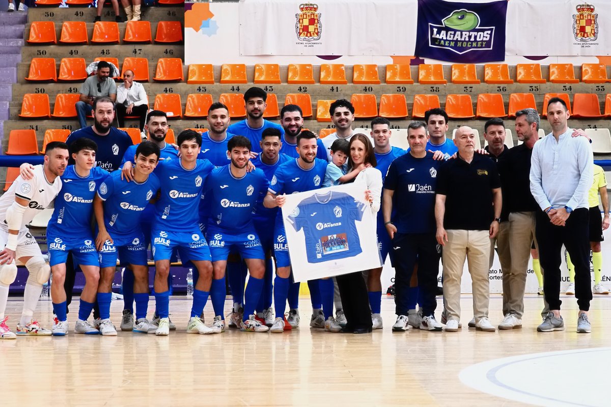 AvanzaJaen's tweet photo. 🦁 Foto del cierre de una etapa que inmortalizó el pasado sábado @bestphotosoccer.

¡Millones de gracias @Miguel8Urena por haber pertenecido a este Club!

#CorazónyGarra #SegundaDivisiónFS #FutsalRFEF 💙 https://t.co/fj1pd9kOjZ
