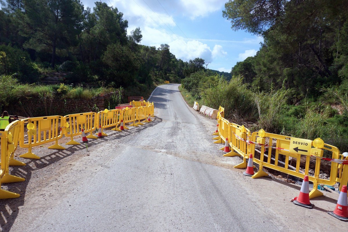 Delabritja's tweet photo. L’alcaldessa Tania Marí i tècnics municipals han visitat les obres de millora de la carretera de Benirràs.

L’actuació, amb una inversió d’1,13 M€, permetrà reforçar la seguretat viària, el drenatge i la durabilitat d’aquesta via d’accés a la cala. https://t.co/ilH4yxjMDa