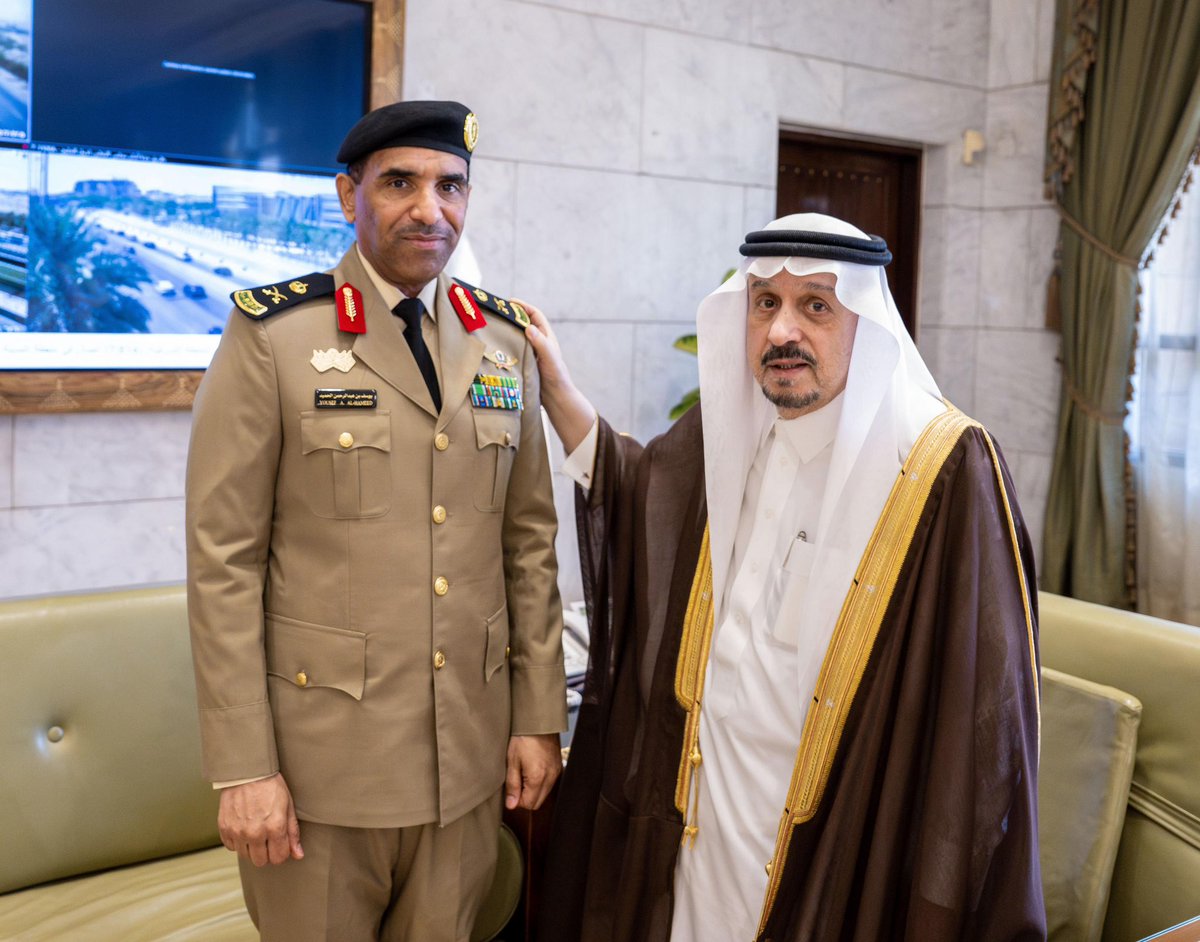 emara_alriyadh's tweet photo. سمو أمير منطقة #الرياض يقلد قائد قوات أمن المنشآت بالمنطقة رتبته الجديدة. 
https://t.co/ylJ8Nwo2Xd

#إمارة_منطقة_الرياض https://t.co/6Fi3uI0FAy