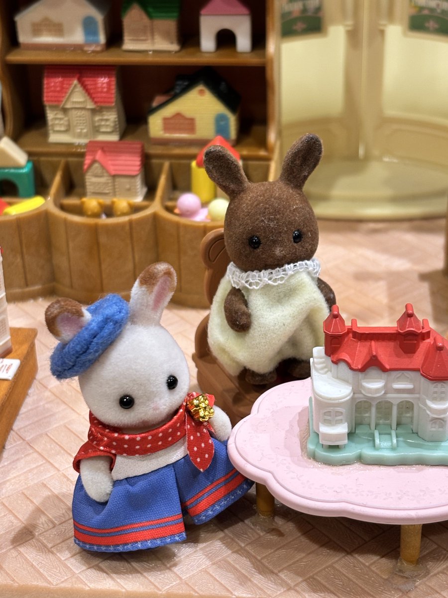 wIdofsheep's tweet photo. 銀座の森のお家！
バッグ褒めてもらえて嬉しかった🐰
ブラウンウサギも混ざったよ

#シルバニア #シルバニアファミリー
#シルバニアファミリー赤ちゃん
#シルバニアファミリー好きな人と繋がりたい https://t.co/dhUBc6kOqP