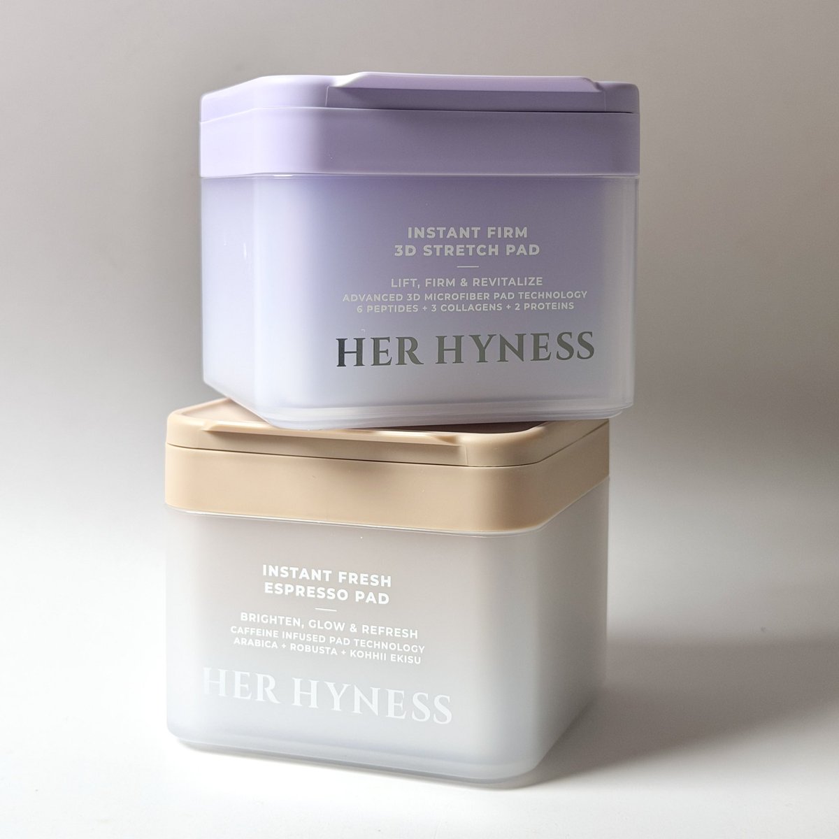 jjdoesitwork's tweet photo. Her Hyness ออกโทนเนอร์แพดใหม่ 2 สูตร! แล้วทั้งคู่คือช่วยเรื่องแก้ผิวโทรม หน้าหย่อนโดยเฉพาะเลย 

สูตรสีม่วง Instant Firm 3D Stretch Pad
อัดแน่นสารกันแก่ เป็ปไทด์ คอลลาเจน คือช่วยเรื่องผิวอิ่มฟู หน้าเนียน ลดริ้วรอยความพิเศษคือชียืดได้แบบโอบกระชับหน้าไปเลย แปะทิ้งไว้ 10 หน้าทีคือหน้ายกจริง แบบงงไปเลย แผ่นจะหน้ากว่าสีน้ำตาลนะ 

สูตรสีน้ำตาล Instant Fresh Espresso Pad 
เน้นลดความหมองคล้ำ กู้ผิวโทรม กระชับรูขุมขน ความพิเศษคือชีช่วยลดหน้าบวม คือเริ่ดมากสำหรับคนนอนดึก ชอบแอบกินมาม่าตอนกลางคืน ตื่นเช้ามาผิวแล้วบวมโซเดียม มีผลัดเซลล์อ่อนๆ ช่วยเรื่องความเรียบเนียนแบบเริ่ดมาก 

ส่วนตัวชอบทั้ง 2 สูตร วันไหนแอบกินมาม่าตอนกลางคืนคือแปะสีน้ำตาล วันไหนหน้าโทรม ผิวเนือยแบบไม่ไหวแล้วไปสีม่วง คือเริ่ดทั้ง 2 สูตร