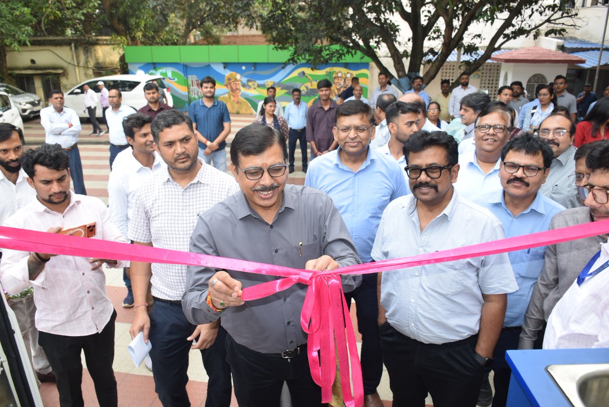 CCLRanchi's tweet photo. सामुदायिक स्वास्थ्य सेवाओं को सुदृढ़ करने की दिशा में सीसीएल का एक और महत्वपूर्ण कदम :: उपचार आपके द्वार

आज सीसीएल द्वारा “उपचार आपके द्वार” पहल के अंतर्गत चौथे मोबाइल मेडिकल यूनिट (MMU) का उद्घाटन एवं फ्लैग ऑफ श्री हर्ष नाथ मिश्र, निदेशक,मानव संसाधन, सीसीएल द्वारा किया गया। अवसर विशेष पर बड़ी संख्या में महाप्रबंधक , अधिकारीगण, हितधारक एवं कर्मीगण उपस्थित थे। 

यह MMU लातेहार जिले के बरियातू एवं बालूमाथ प्रखंड के 23 गांवों में लगभग 37,000 ग्रामीणों एवं परियोजना प्रभावित परिवारों को 2 वर्षों तक स्वास्थ्य सेवाएं प्रदान करेगा।

उपलब्ध सुविधाएं:
✅ ओपीडी एवं निःशुल्क दवा वितरण
✅ RT-PCR एवं AI आधारित एक्स-रे द्वारा टीबी जांच
✅ मधुमेह एवं रक्त जांच
✅ ब्रेस्ट कैंसर स्क्रीनिंग
✅ स्वास्थ्य जागरूकता अभियान

सीसीएल अपने विभिन्न पहलों के द्वारा जनसाधारण को उनके घर/ गाँव में स्क्रीनिंग, एवं दवा के साथ अन्य पैरामेडिकल सुविधा मुहैया कराने की दिशा में हर संभव प्रयास कर रही है ताकि सुदूर गांवों में उपचार की सुविधा उपलब्ध कराया जा सकें। 

#CCL #CSR #HealthcareForAll #UpcharAapkeDwar
#MobileMedicalUnit #FuellinSustainableGrowth 

@kishanreddybjp @satishdubeyy @CoalMinistry @CoalIndiaHQ
