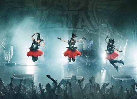 wellnowhuman's tweet photo. いつの頃からか思いっきりJUMPすることがなくなって、でも彼女達と出会って、身体だけでなく心も高く飛び上がったあの感覚。十数年経っても今もその感覚は携えている。あ～早くベビメタLIVEに行きたい！
#BABYMETAL https://t.co/83Do7mYdLI