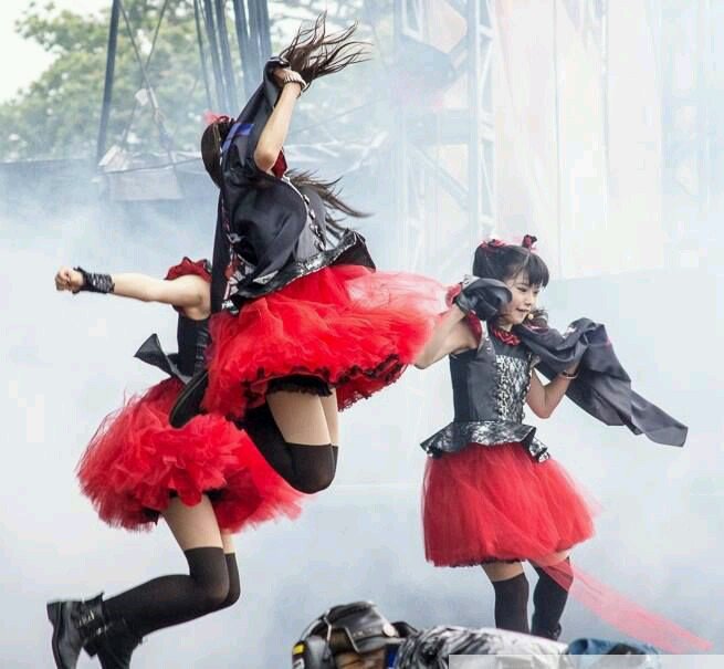 wellnowhuman's tweet photo. いつの頃からか思いっきりJUMPすることがなくなって、でも彼女達と出会って、身体だけでなく心も高く飛び上がったあの感覚。十数年経っても今もその感覚は携えている。あ～早くベビメタLIVEに行きたい！
#BABYMETAL https://t.co/83Do7mYdLI