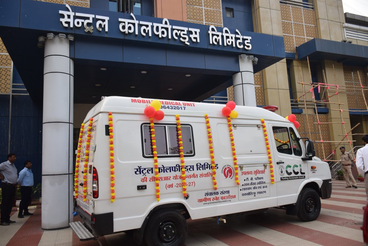 CCLRanchi's tweet photo. सामुदायिक स्वास्थ्य सेवाओं को सुदृढ़ करने की दिशा में सीसीएल का एक और महत्वपूर्ण कदम :: उपचार आपके द्वार

आज सीसीएल द्वारा “उपचार आपके द्वार” पहल के अंतर्गत चौथे मोबाइल मेडिकल यूनिट (MMU) का उद्घाटन एवं फ्लैग ऑफ श्री हर्ष नाथ मिश्र, निदेशक,मानव संसाधन, सीसीएल द्वारा किया गया। अवसर विशेष पर बड़ी संख्या में महाप्रबंधक , अधिकारीगण, हितधारक एवं कर्मीगण उपस्थित थे। 

यह MMU लातेहार जिले के बरियातू एवं बालूमाथ प्रखंड के 23 गांवों में लगभग 37,000 ग्रामीणों एवं परियोजना प्रभावित परिवारों को 2 वर्षों तक स्वास्थ्य सेवाएं प्रदान करेगा।

उपलब्ध सुविधाएं:
✅ ओपीडी एवं निःशुल्क दवा वितरण
✅ RT-PCR एवं AI आधारित एक्स-रे द्वारा टीबी जांच
✅ मधुमेह एवं रक्त जांच
✅ ब्रेस्ट कैंसर स्क्रीनिंग
✅ स्वास्थ्य जागरूकता अभियान

सीसीएल अपने विभिन्न पहलों के द्वारा जनसाधारण को उनके घर/ गाँव में स्क्रीनिंग, एवं दवा के साथ अन्य पैरामेडिकल सुविधा मुहैया कराने की दिशा में हर संभव प्रयास कर रही है ताकि सुदूर गांवों में उपचार की सुविधा उपलब्ध कराया जा सकें। 

#CCL #CSR #HealthcareForAll #UpcharAapkeDwar
#MobileMedicalUnit #FuellinSustainableGrowth 

@kishanreddybjp @satishdubeyy @CoalMinistry @CoalIndiaHQ