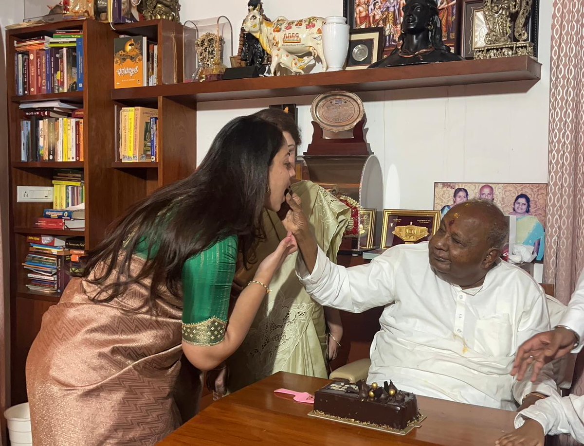 Nikhil_Kumar_k's tweet photo. ನನ್ನ ಪೂಜ್ಯ ತಾತನವರು, ರಾಷ್ಟ್ರದ ಗೌರವಾನ್ವಿತ ಮಾಜಿ ಪ್ರಧಾನಮಂತ್ರಿಗಳು ಹಾಗೂ @JanataDal_S ಪಕ್ಷದ ರಾಷ್ಟ್ರೀಯ ಅಧ್ಯಕ್ಷರೂ ಆಗಿರುವ ಶ್ರೀ @H_D_Devegowda ಅವರ ಜನ್ಮದಿನದ ಹಿನ್ನೆಲೆಯಲ್ಲಿ, 
ಅವರ ನಿವಾಸಕ್ಕೆ ಕುಟುಂಬ ಸಮೇತ ಭೇಟಿ ನೀಡಿ ಭಕ್ತಿಪೂರ್ವಕವಾಗಿ ಶುಭಾಶಯ ತಿಳಿಸಿ, ಆಶೀರ್ವಾದ ಪಡೆದೆ. 

ನನ್ನ ಜೀವನದ ಪ್ರತಿ ಹಂತದಲ್ಲೂ ಸೂಕ್ತ ಮಾರ್ಗದರ್ಶನ ನೀಡುತ್ತಾ ಬಂದಿರುವ ನಮ್ಮ ತಾತನವರು ನನ್ನ ಪಾಲಿನ ದೊಡ್ಡ ಶಕ್ತಿ ಎಂಬುದನ್ನು ವಿನಮ್ರವಾಗಿ ಹೇಳಬಯಸುತ್ತೇನೆ. 

ಅವರ ದಾರಿ ತಲೆತಲೆಮಾರಿಗೂ ಮಾದರಿ. ಅವರಿಗೆ ಭಗವಂತ ಉತ್ತಮ ಆಯುರಾರೋಗ್ಯ ಕರುಣಿಸಿ, ಇನ್ನೂ ಸುದೀರ್ಘ ಕಾಲ ರಾಷ್ಟ್ರಸೇವೆ ಮಾಡುವ ಶಕ್ತಿ, ಚೈತನ್ಯ ನೀಡಲಿ ಎಂದು ಪ್ರಾರ್ಥಿಸುತ್ತೇನೆ. 🙏