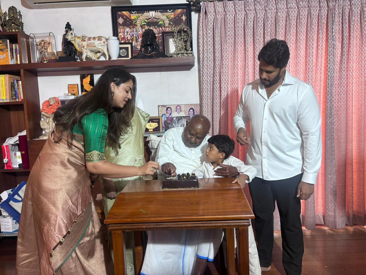 Nikhil_Kumar_k's tweet photo. ನನ್ನ ಪೂಜ್ಯ ತಾತನವರು, ರಾಷ್ಟ್ರದ ಗೌರವಾನ್ವಿತ ಮಾಜಿ ಪ್ರಧಾನಮಂತ್ರಿಗಳು ಹಾಗೂ @JanataDal_S ಪಕ್ಷದ ರಾಷ್ಟ್ರೀಯ ಅಧ್ಯಕ್ಷರೂ ಆಗಿರುವ ಶ್ರೀ @H_D_Devegowda ಅವರ ಜನ್ಮದಿನದ ಹಿನ್ನೆಲೆಯಲ್ಲಿ, 
ಅವರ ನಿವಾಸಕ್ಕೆ ಕುಟುಂಬ ಸಮೇತ ಭೇಟಿ ನೀಡಿ ಭಕ್ತಿಪೂರ್ವಕವಾಗಿ ಶುಭಾಶಯ ತಿಳಿಸಿ, ಆಶೀರ್ವಾದ ಪಡೆದೆ. 

ನನ್ನ ಜೀವನದ ಪ್ರತಿ ಹಂತದಲ್ಲೂ ಸೂಕ್ತ ಮಾರ್ಗದರ್ಶನ ನೀಡುತ್ತಾ ಬಂದಿರುವ ನಮ್ಮ ತಾತನವರು ನನ್ನ ಪಾಲಿನ ದೊಡ್ಡ ಶಕ್ತಿ ಎಂಬುದನ್ನು ವಿನಮ್ರವಾಗಿ ಹೇಳಬಯಸುತ್ತೇನೆ. 

ಅವರ ದಾರಿ ತಲೆತಲೆಮಾರಿಗೂ ಮಾದರಿ. ಅವರಿಗೆ ಭಗವಂತ ಉತ್ತಮ ಆಯುರಾರೋಗ್ಯ ಕರುಣಿಸಿ, ಇನ್ನೂ ಸುದೀರ್ಘ ಕಾಲ ರಾಷ್ಟ್ರಸೇವೆ ಮಾಡುವ ಶಕ್ತಿ, ಚೈತನ್ಯ ನೀಡಲಿ ಎಂದು ಪ್ರಾರ್ಥಿಸುತ್ತೇನೆ. 🙏