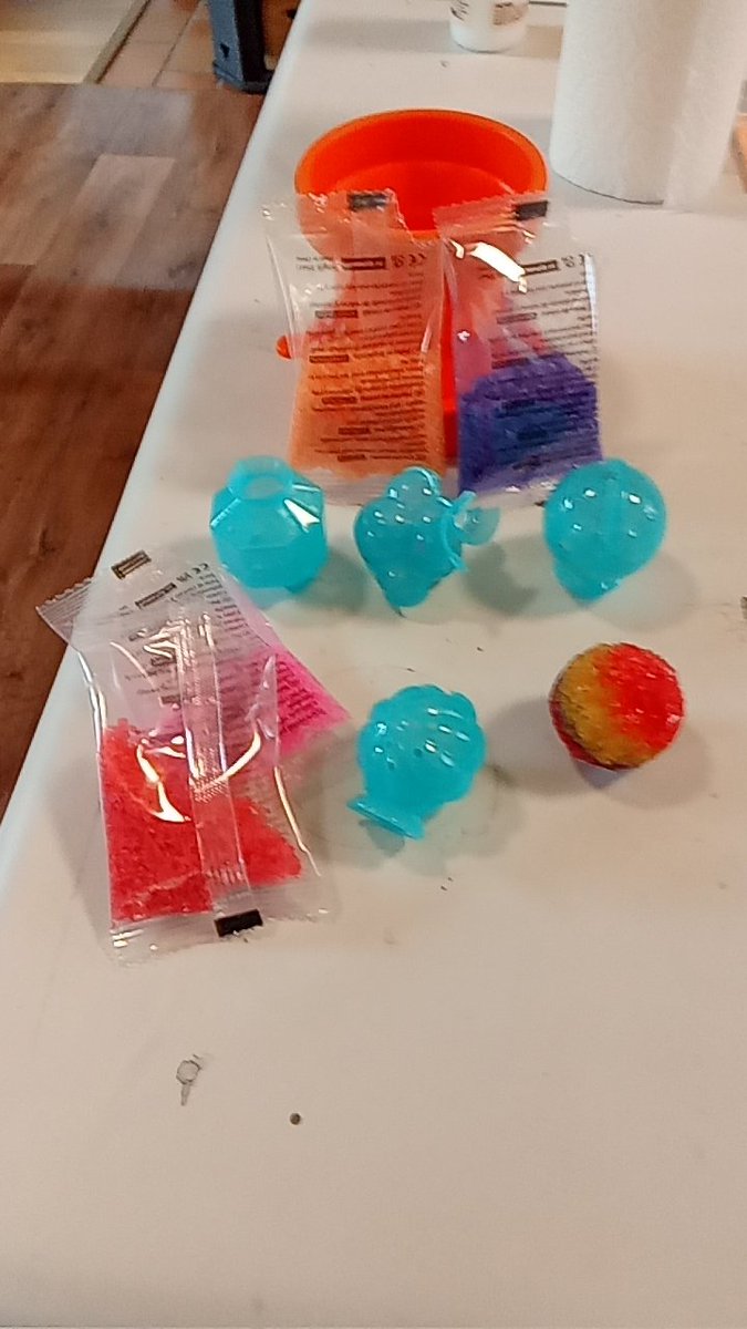 GeniousHardcore's tweet photo. Habe wieder UV-Kunstharze und bin für ne Weile unter die Flummy-Hersteller gegangen...🎉🥳
Ich finde Flummies sind für Alt und Jung etwas. https://t.co/r1LFAbc160