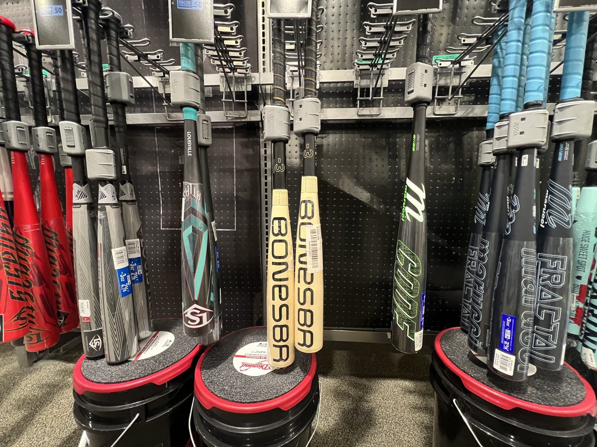 nikkan_kanekosl's tweet photo. ライオンズ関連の案件があり、アイオワ州のスポーツショップに寄りました。この「BONESBR」というロゴに一目惚れ。めっちゃ打てそう。少年野球の頃、似たようなデザインの「BEN」の木製バットがチームに1本だけあって、いつもそれ使ってました。#ultradrive https://t.co/5yTPayzrvu