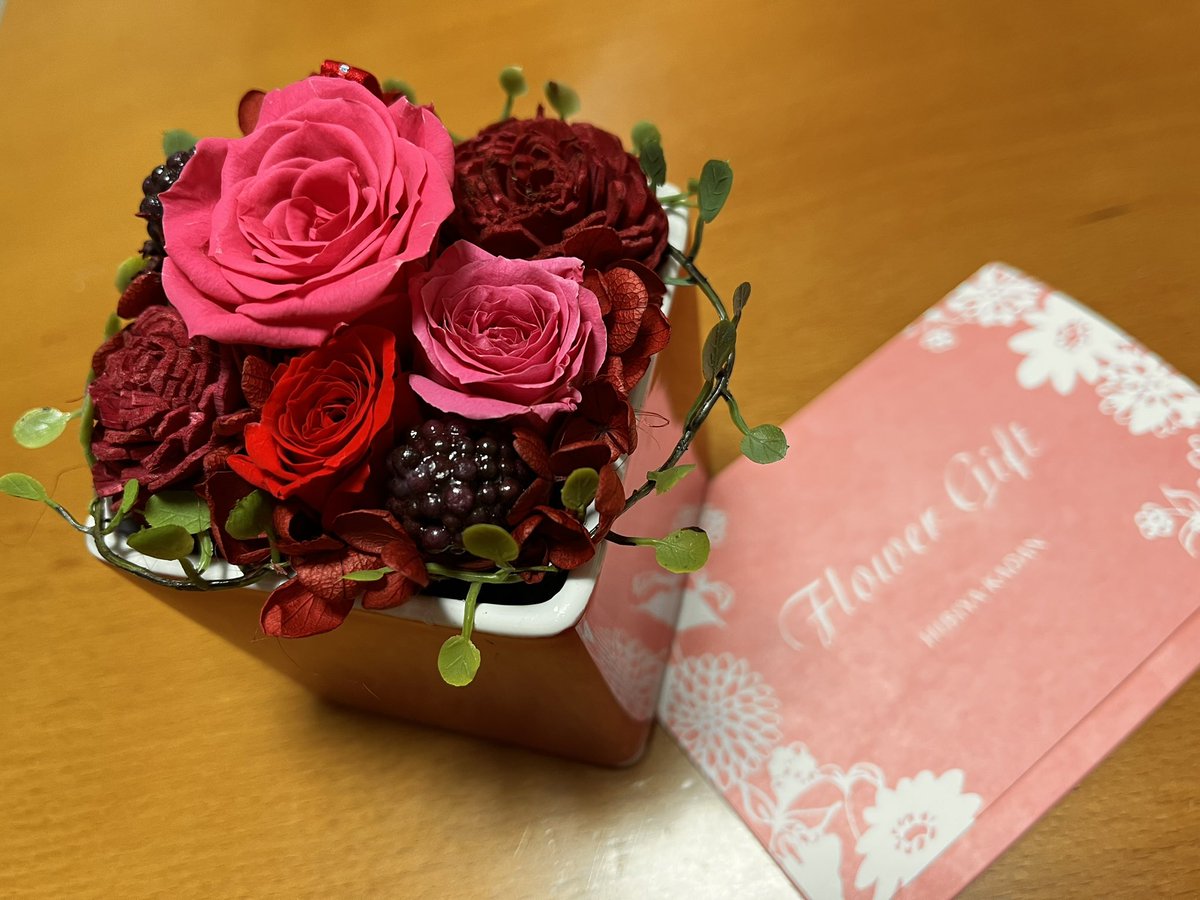 hana427's tweet photo. 息子30歳が結婚しました。お相手も同い年。2人の意向で式は無しで入籍のみ。反対はしないけど、さすがに親御さんには会わせてと伝え、顔合わせの食事会しました。気さくなご家族で、ひと安心。若夫婦から1週遅れで母の日プレゼント。ありがとね。そして、おめでとう。 https://t.co/OXeReEYqOu