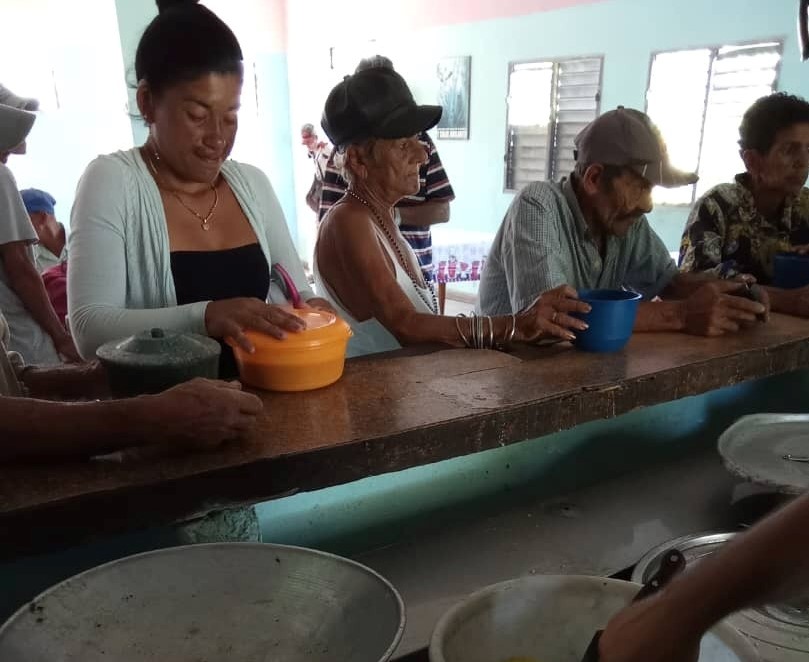 Agroforestal_VC's tweet photo. Hasta el SAF de la comunidad La Gomera en #SantaClara llegaron los agroforestales de la UEB #Madeca para llevar comida a personas vulnerables. Estas pequeñas acciones, aunque sencillas, son grandes de corazón porque devuelven ilusión, confianza y esperanza a los más necesitados. https://t.co/l0cxKyHVEy