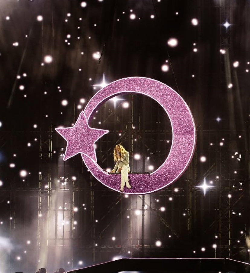 born2shin's tweet photo. ¿lluvia y frío? no hay problema, martina stoessel cumple. https://t.co/oL9oMdoxnS