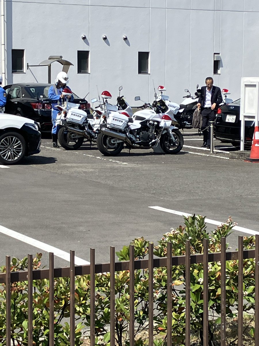 hiroshima_202's tweet photo. 松山に陛下を見に行かずに警察車両だけを見た私笑
個人的には警護と皇宮が見れて良かった^ ^ https://t.co/ZDosAhMgRr