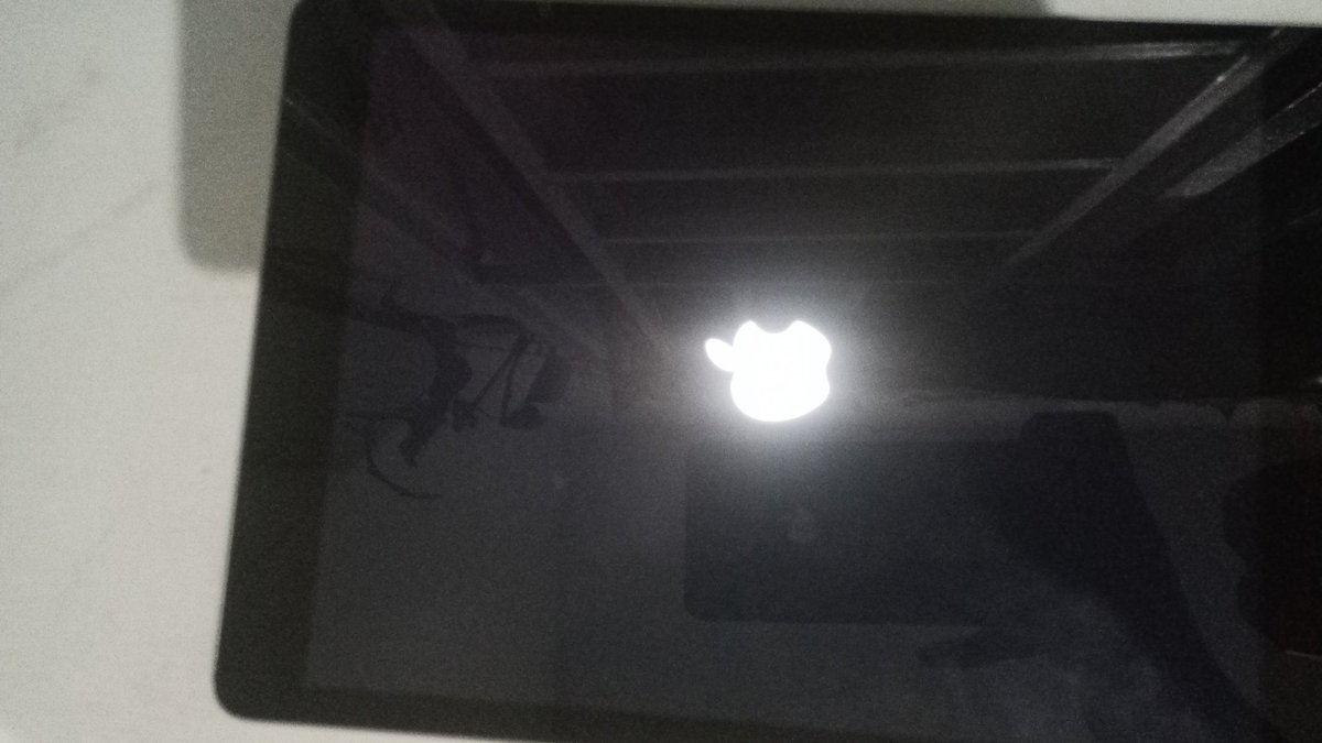 ifyouknow_11's tweet photo. IPad ku bootloop njirrr sedih bangettt😭😭😭 https://t.co/T6p3S97Gsk