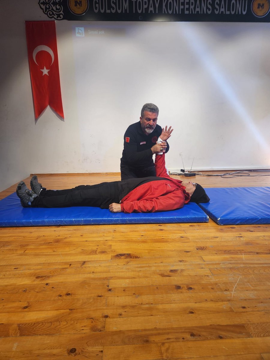 IsgbMem15's tweet photo. 📍Bucak

Müdürlüğümüz İşyeri Sağlık ve Güvenlik Birimi İlkyardım Eğitim Merkezimizce; 

🩺”Çocuklarımız İlkyardımla Daha Güvende” projesi kapsamında güncelleme eğitimlerimiz devam etmektedir.

#çocuklarımızilkyardımlagüvende 
#doğruilkyardımhayatkurtarır https://t.co/8SCGYR2Ydb
